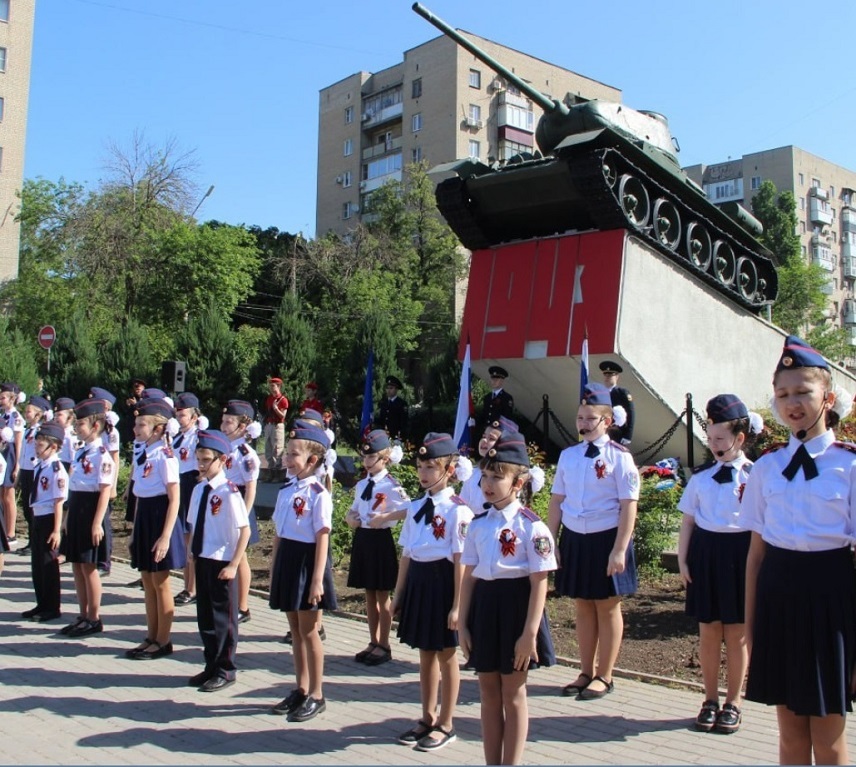 Возложение венков и цветов к памятнику «Героям - гвардейцам»